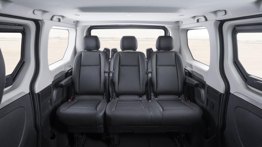 Интерьер Opel Vivaro Tourer BiTurbo 2017 года  (фото 6 из 19)